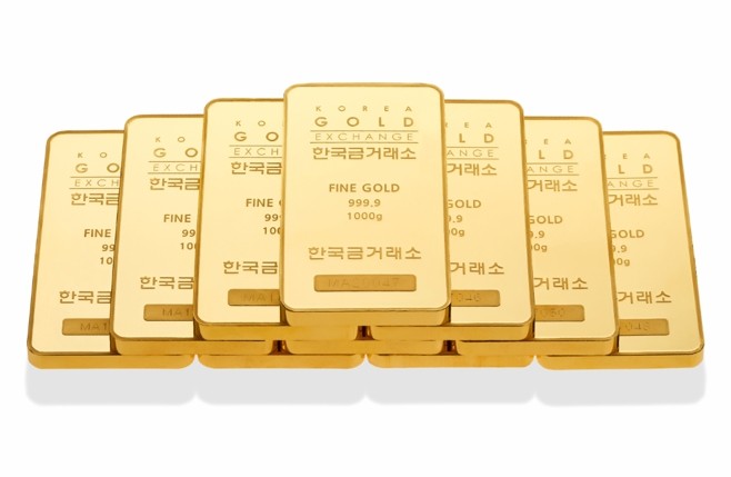 전자저울 위에 올린 금반지와 매입 견적서