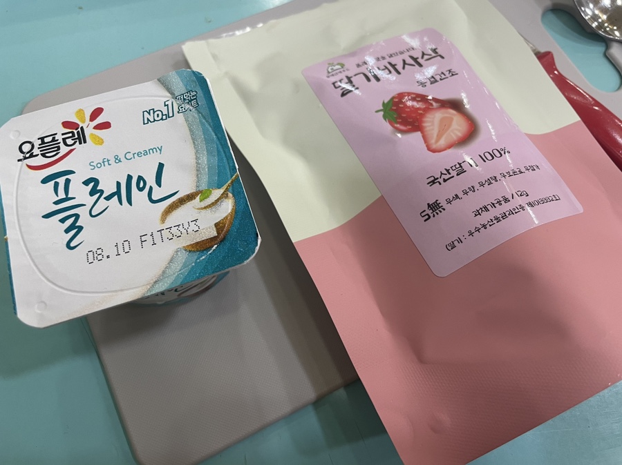 동결건조 딸기를 손바닥에 올려 든 모습