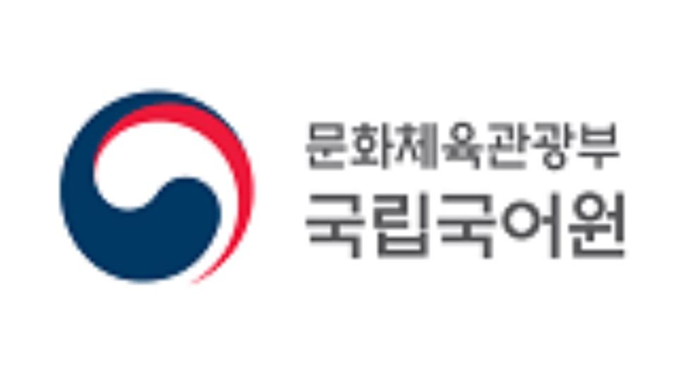 친구에게 고맙다고 말하며 가볍게 고개를 숙이는 모습