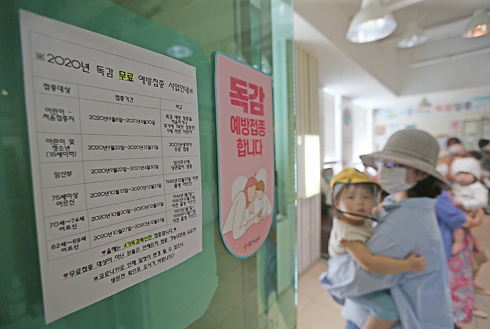 소아청소년과에서 아이가 예방접종을 받는 모습