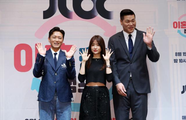 짐가방을 들고 숙소 복도로 들어서는 부부의 뒷모습