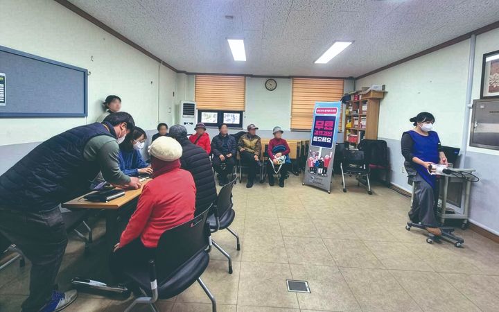 은행 모바일앱에서 정부24와 연계해 자격을 확인하는 화면(앱 내 안내 문구와 버튼이 보이는 장면)