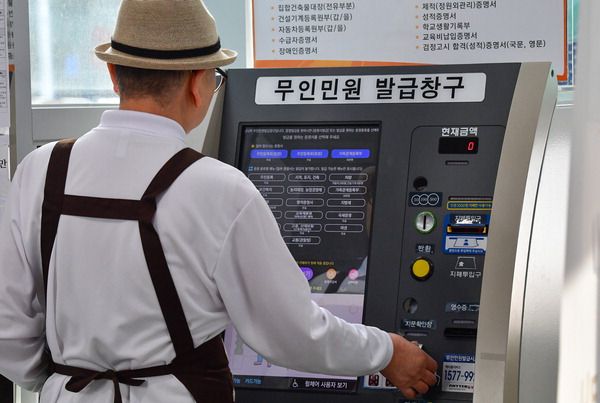 무인민원발급기 화면에 '지문이 인식되지 않습니다. 다시 시도해 주세요'라는 안내 문구가 보이는 장면(기기 화면 클로즈업)