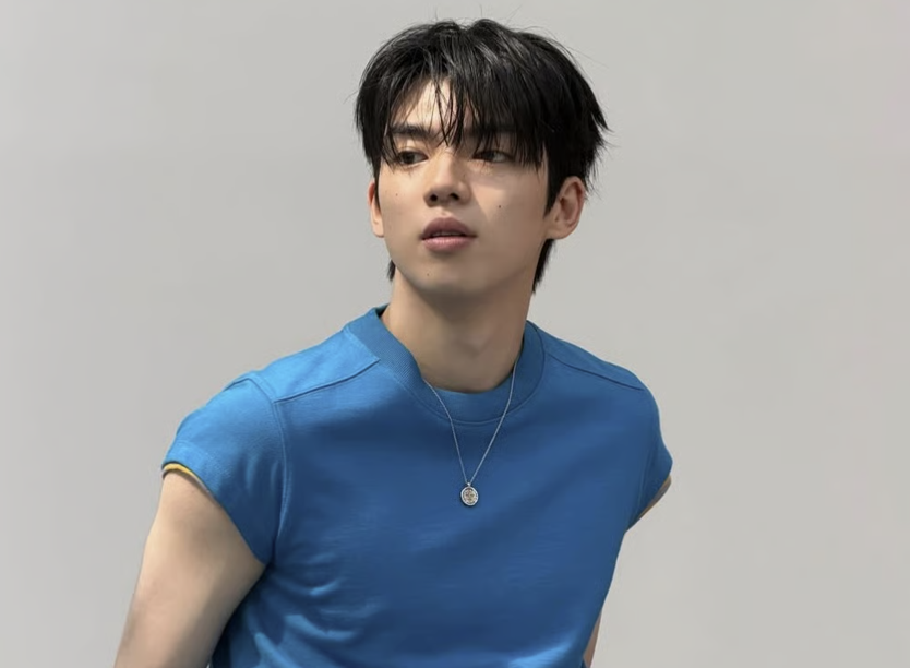 드라마 촬영 현장에서 슬레이트를 치는 모습