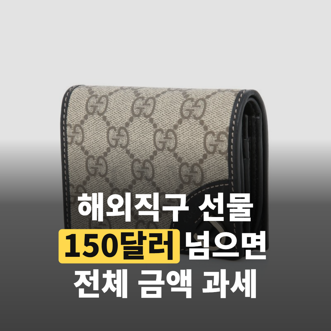 구찌 GG 엠블럼 반지갑을 한 손에 펼쳐 든 클로즈업