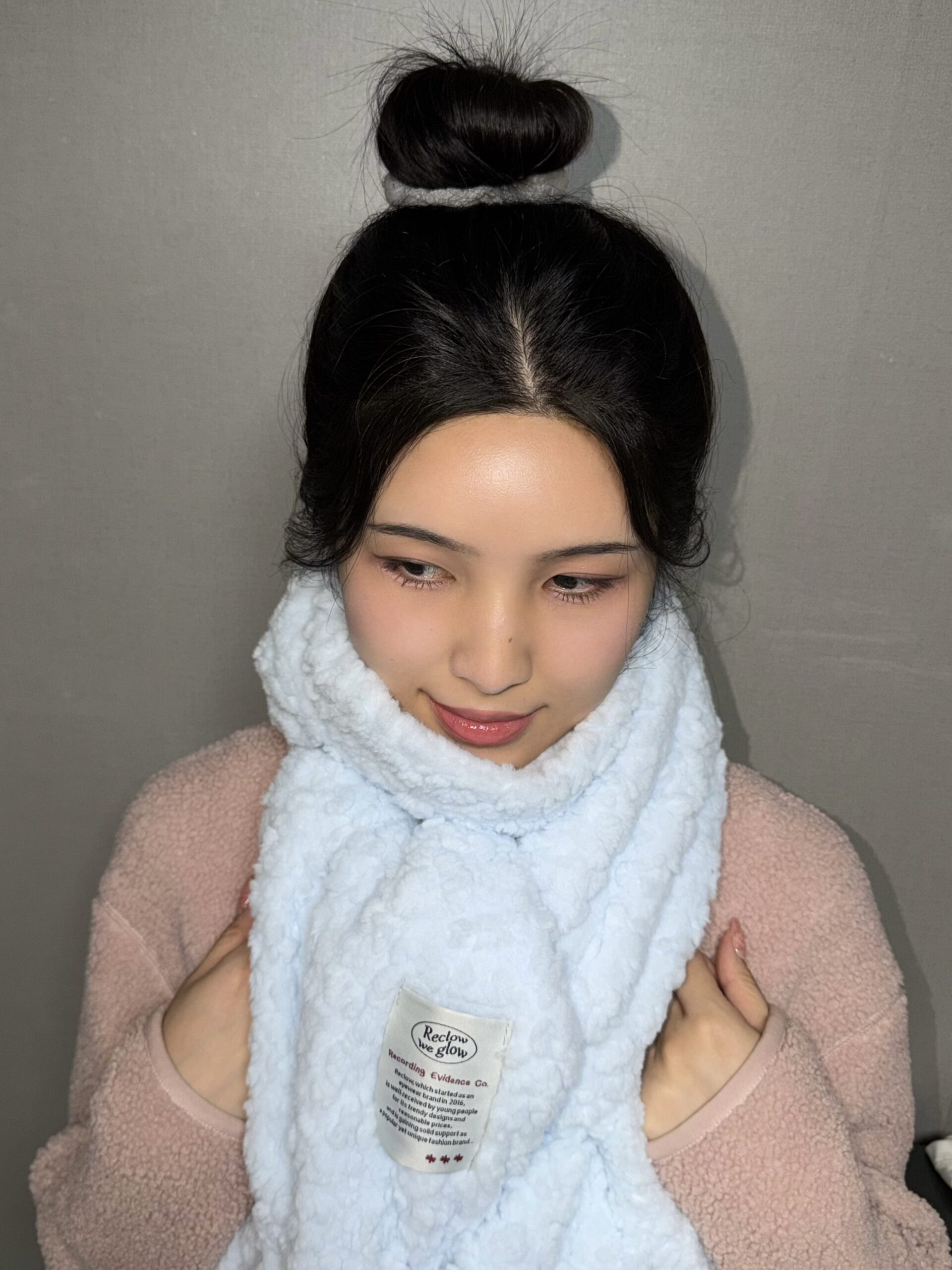 연보라색 두툼한 머플러를 얼굴 주변에 둘둘 감은 사람