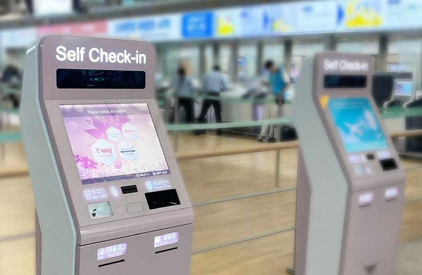 공항 셀프 체크인 키오스크 앞에서 탑승권을 출력하는 모습