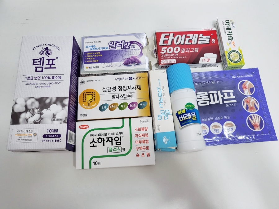 여권과 항공권, 캐리어를 거실 바닥에 펼쳐 놓고 짐 정리하는 장면