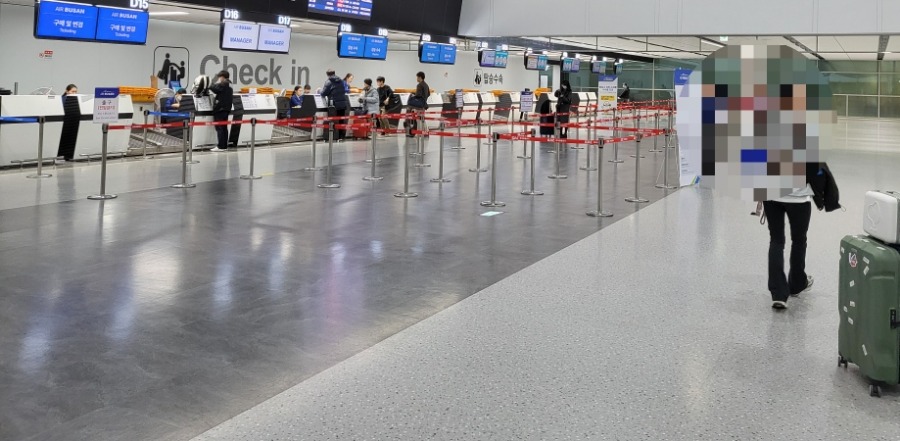 김해국제공항 국제선 청사 출발층 체크인 카운터 전경