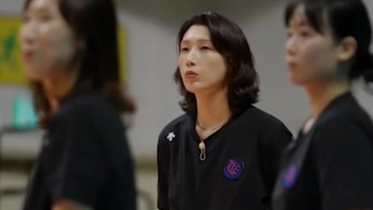 김연경 감독이 선수들과 둥글게 모여 이야기하는 장면