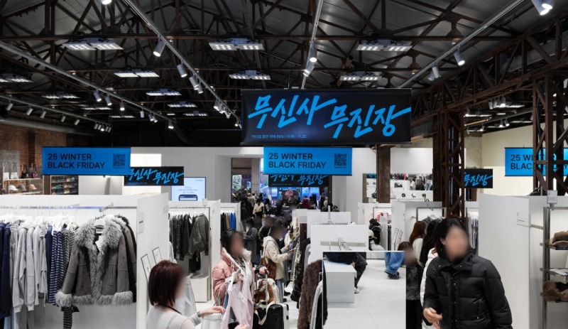해외 배송 박스와 송장이 쌓여 있는 물류창고