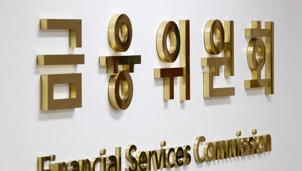 지역화폐 카드로 가게에서 결제하는 장면