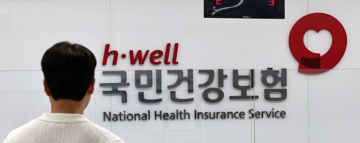 아파트 단지 전경과 계산기, 재산 점수를 표시한 메모