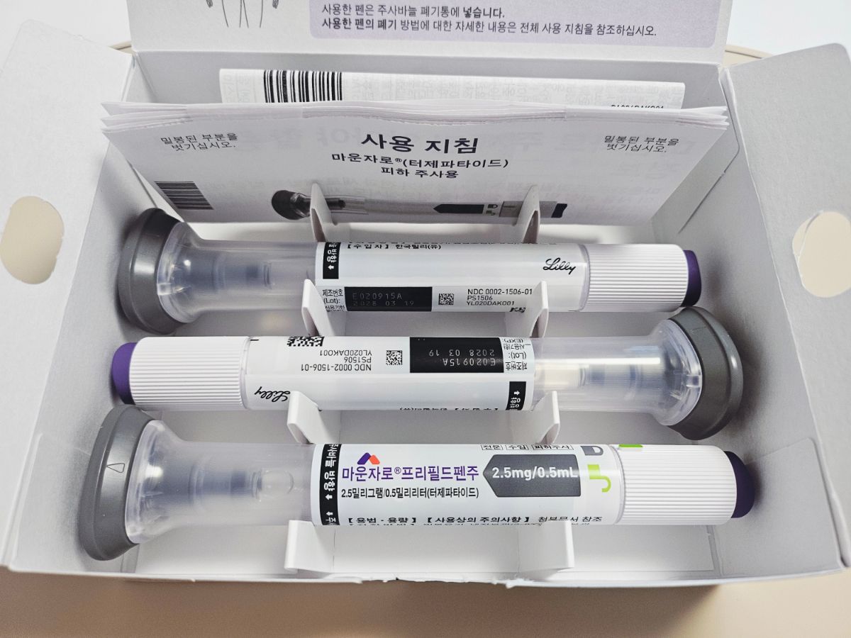마운자로 주사 펜과 포장 상자를 손에 든 모습