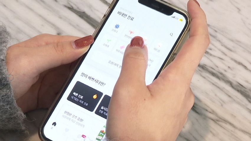 진료실에서 의사가 환자와 체중 상담을 하는 장면