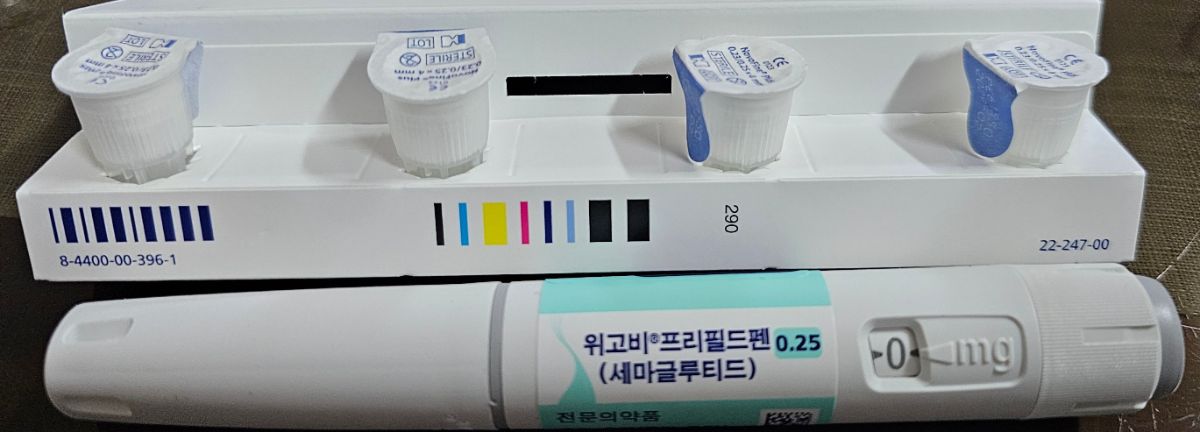 체중계에 올라가 몸무게를 재는 사람의 발 클로즈업