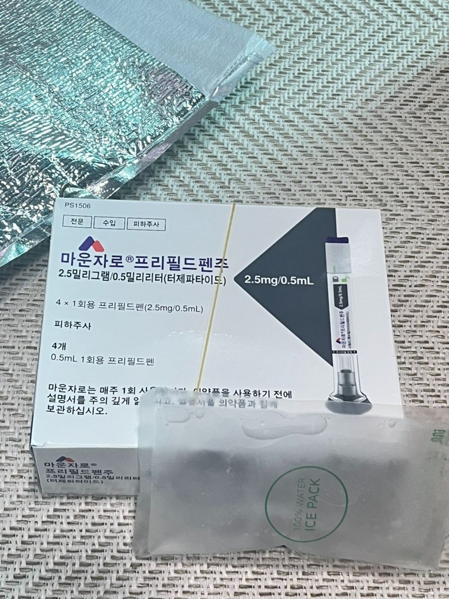 계산기와 영수증을 놓고 약값을 합산하는 손