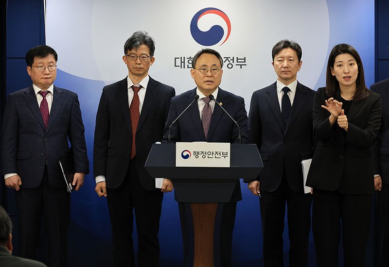 광양시 청사 외관 또는 광양시 보조금24 홍보 배너가 정면에 크게 보이는 장면