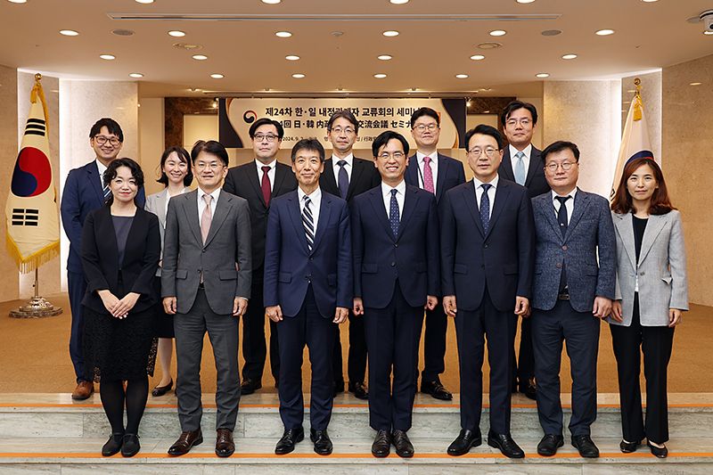 컴퓨터 모니터에 '시스템 점검' 공지 창이 크게 떠 있는 장면