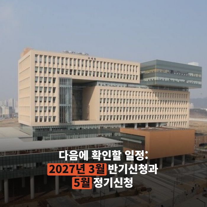 종이 신문의 경제면을 펼쳐 읽는 사람의 손과 신문 기사
