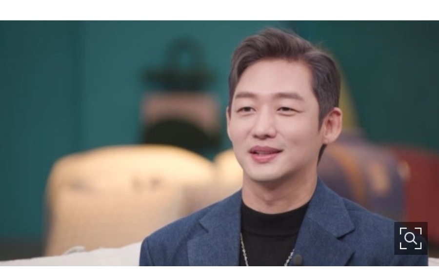 TV로 예능 프로그램을 시청하는 거실 장면
