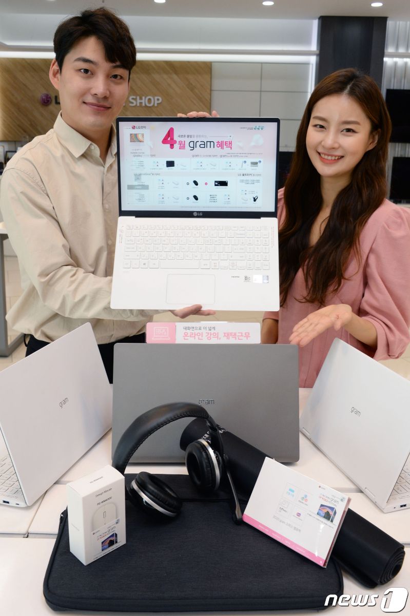 정부 공지 페이지를 스마트폰으로 확인하는 장면, 공지 제목이 화면 중앙에 보이게