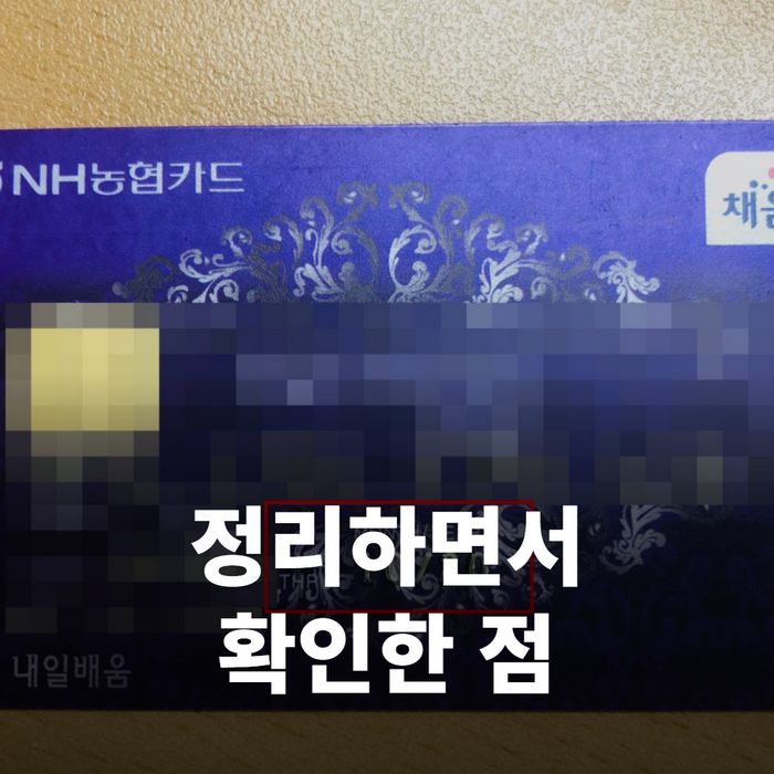 책상 위 노트에 확인할 순서를 번호로 적는 손과 노트북
