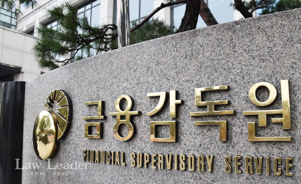 보험증권과 달력을 놓고 가입일을 확인하며 날짜를 짚어 보는 사람의 손