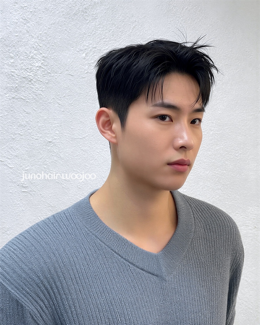 좌우 앞머리를 살짝 내린 드롭컷 남성 헤어 정면 사진
