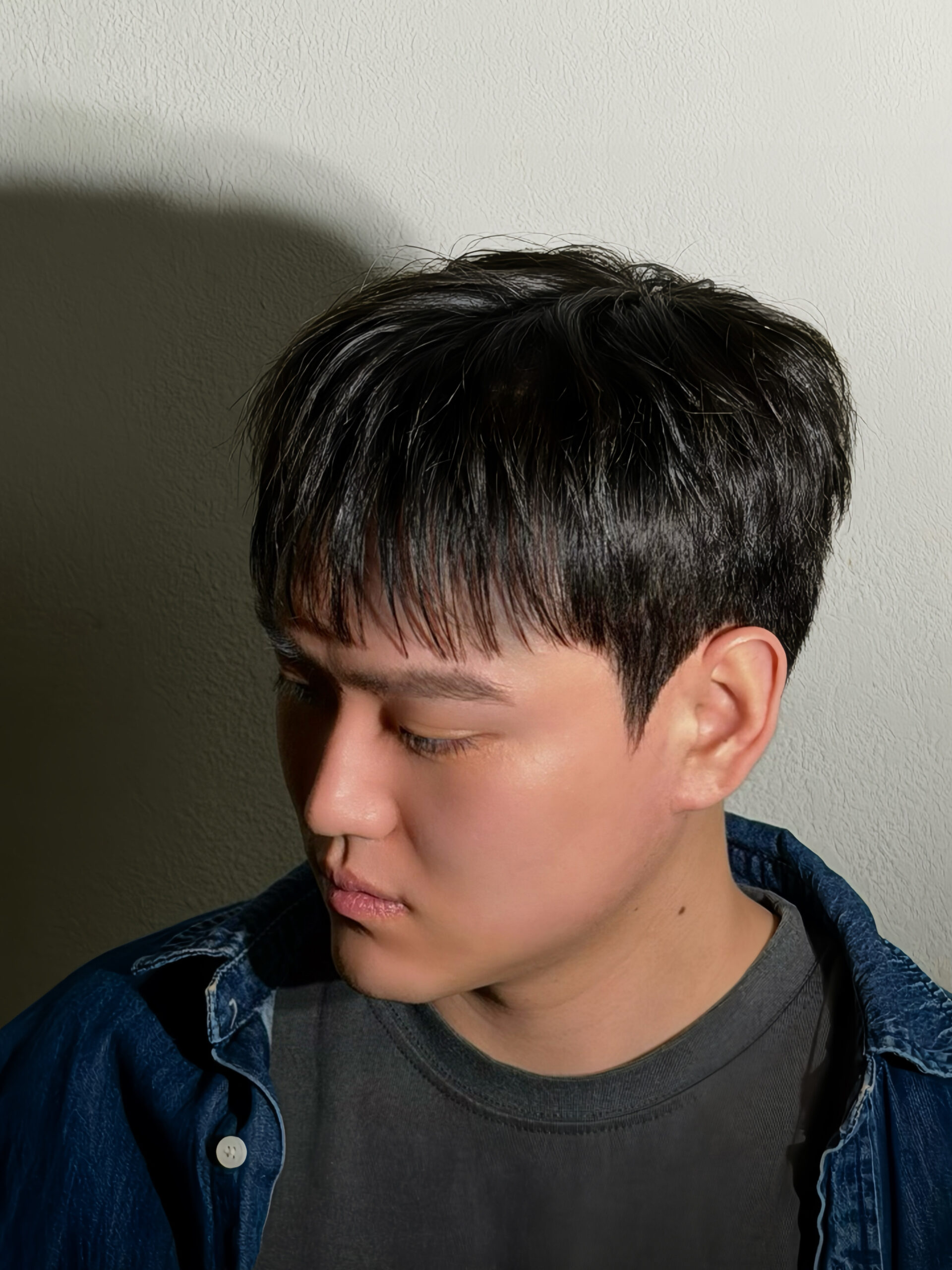 앞머리가 눈썹 위까지 내려온 남성 짧은머리 측면 비교 사진