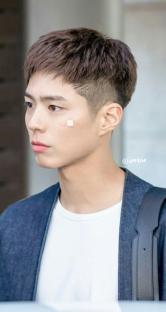 앞머리가 이마를 덮는 세미크롭컷 남성 헤어 정면