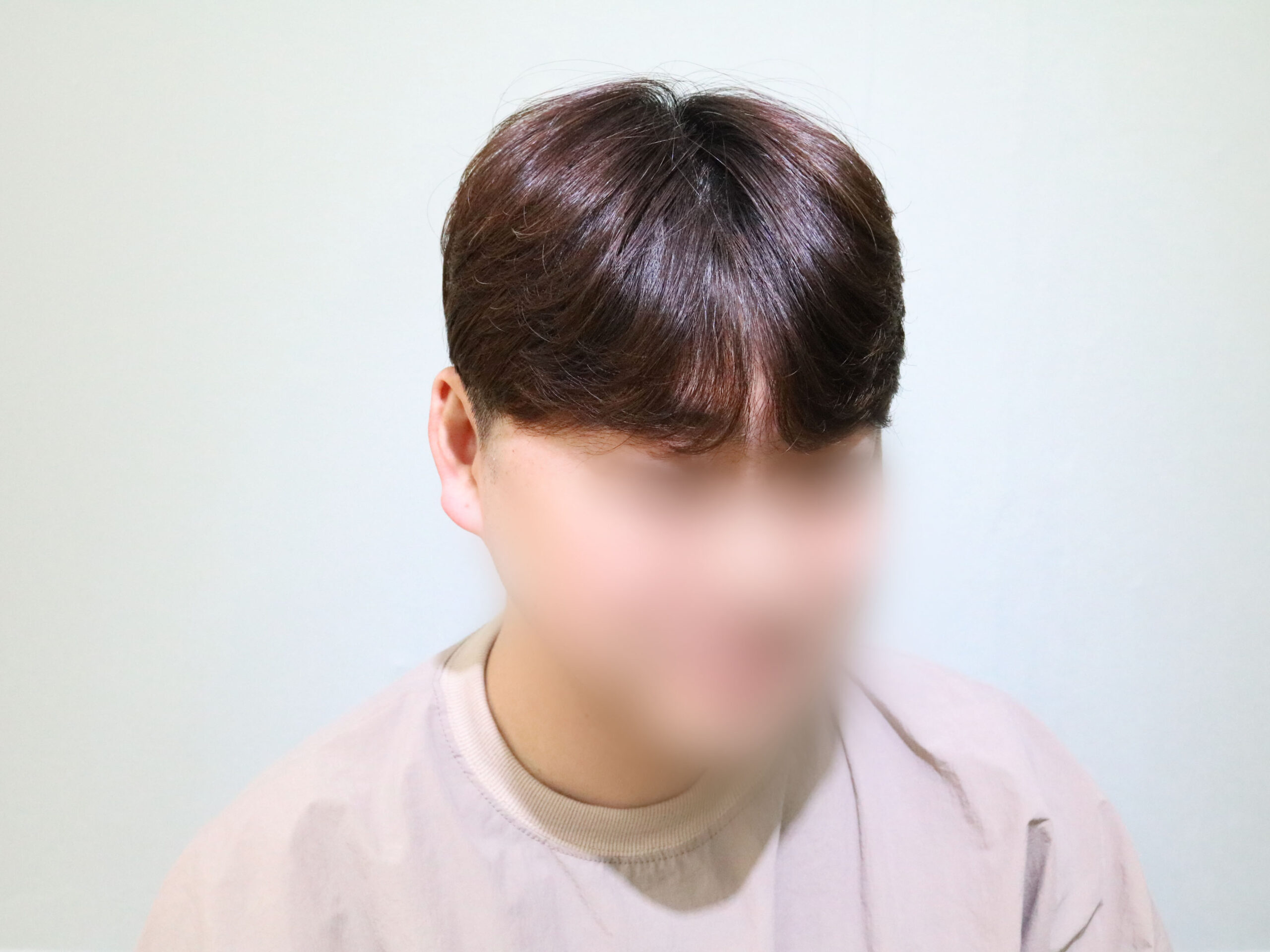 가르마를 타고 C컬 앞머리를 내린 애즈펌 남성 헤어