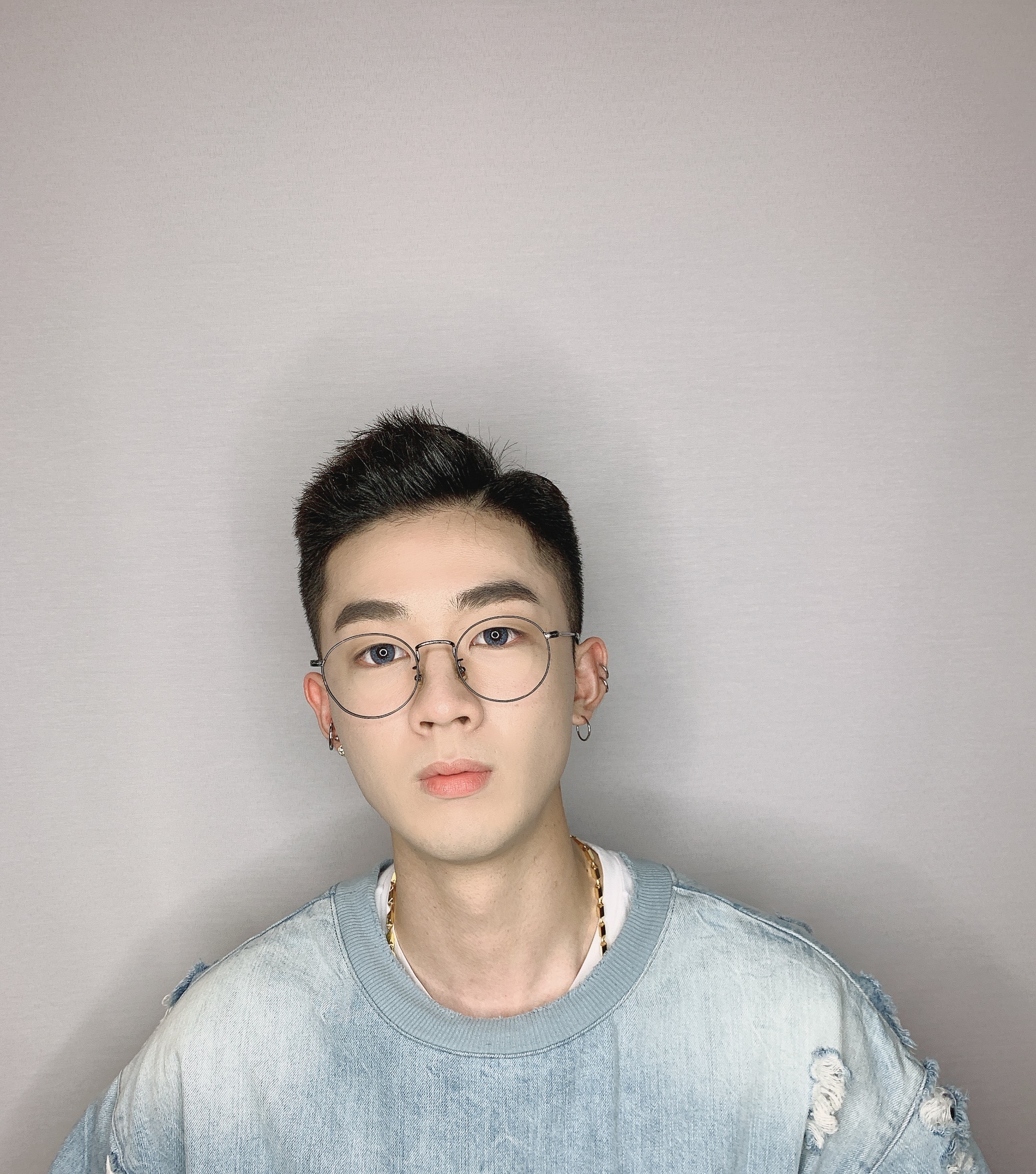 가르마를 넘긴 포마드펌 남성 헤어 측면