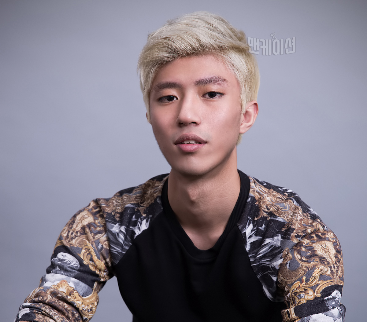 부분 탈색으로 명암 대비를 준 남성 짧은 헤어