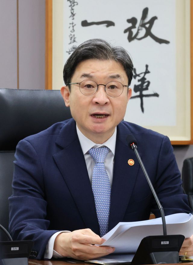 해킹 경고 문구가 뜬 모니터 앞에서 화면을 확인하는 보안 담당자