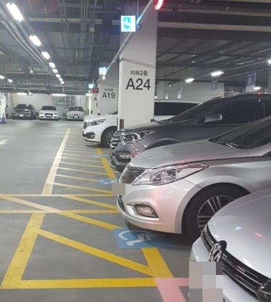 신세계백화점 강남점 건물 정면과 입구에 드나드는 사람들