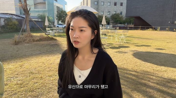 임신 테스트기에서 선명한 두 줄이 보이는 손 클로즈업(테스트기 화면이 중앙에 보이도록)