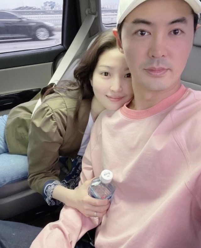 전진과 류이서 부부가 함께 있는 사진(부부 모습이 중앙에 보이는 장면)