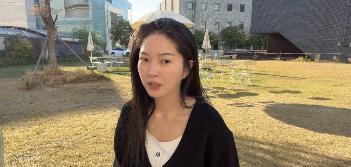 스마트폰으로 유튜브 영상을 보며 메모하는 손(영상의 타임라인이 보이는 화면)