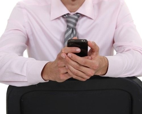갤럭시 스마트폰에서 삼성 멤버스 앱의 휴대전화 진단 화면을 보는 모습