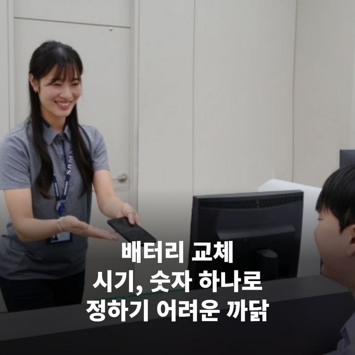 아이폰과 갤럭시를 양손에 나란히 들고 비교하는 모습