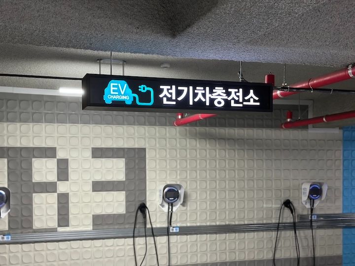 구매계약서와 신분증을 테이블 위에 정리해 놓은 장면, 서류 더미에서 '계약서'가 화면 중앙에 보이는 모습