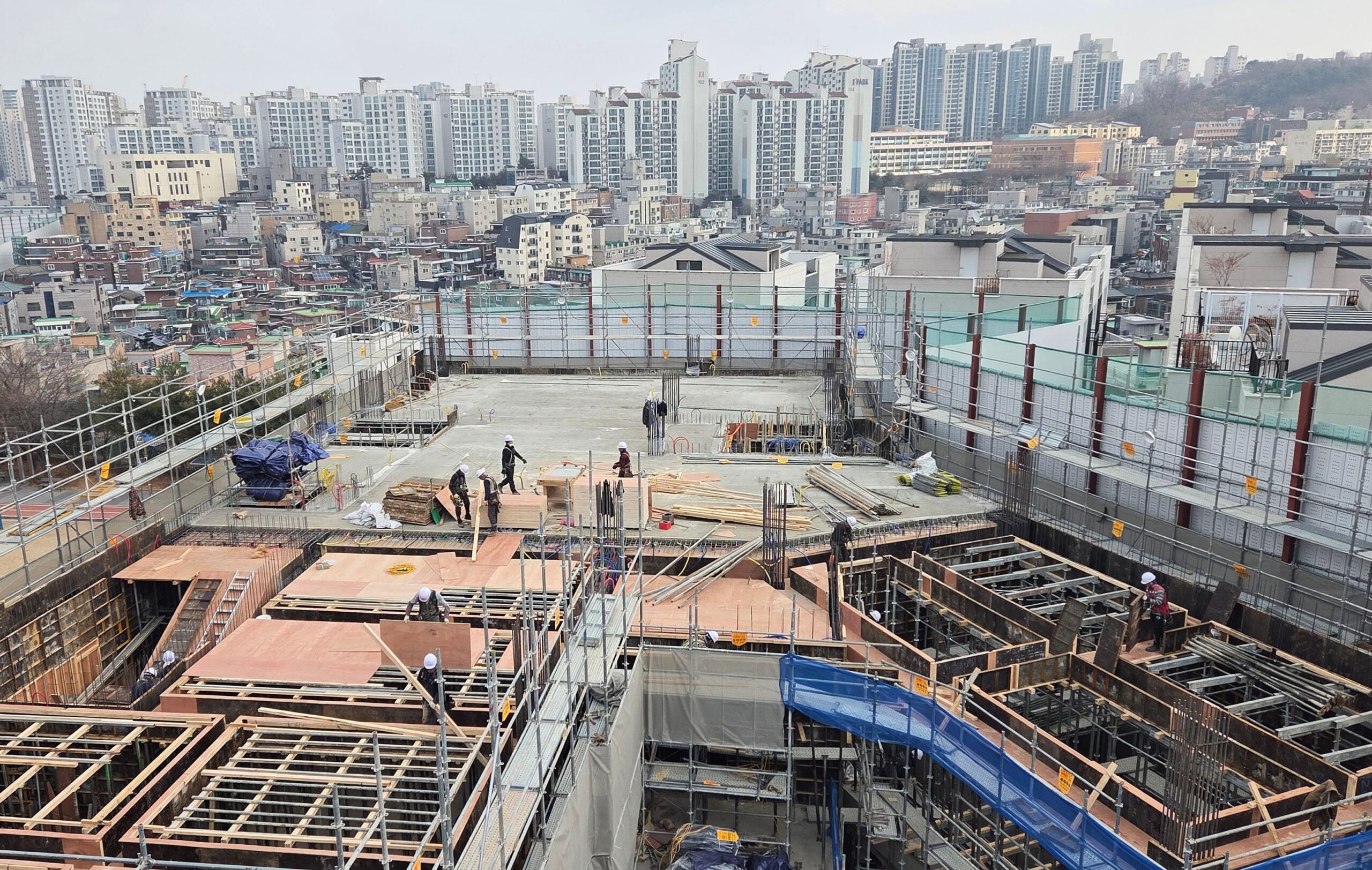 작업복 차림으로 출근 기록을 확인하는 근로자