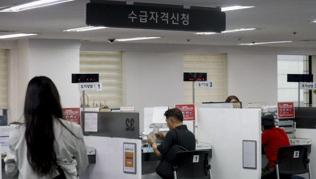 병원 입원실 침대와 링거가 보이는 장면