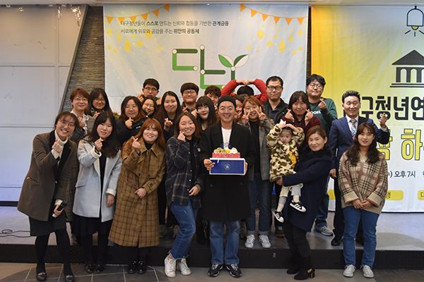 신입사원이 근무계약서에 서명하는 장면, 서류와 사원증이 보이는 클로즈업
