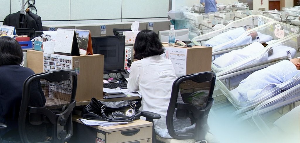 달력과 가계부를 놓고 지출 계획을 세우는 책상