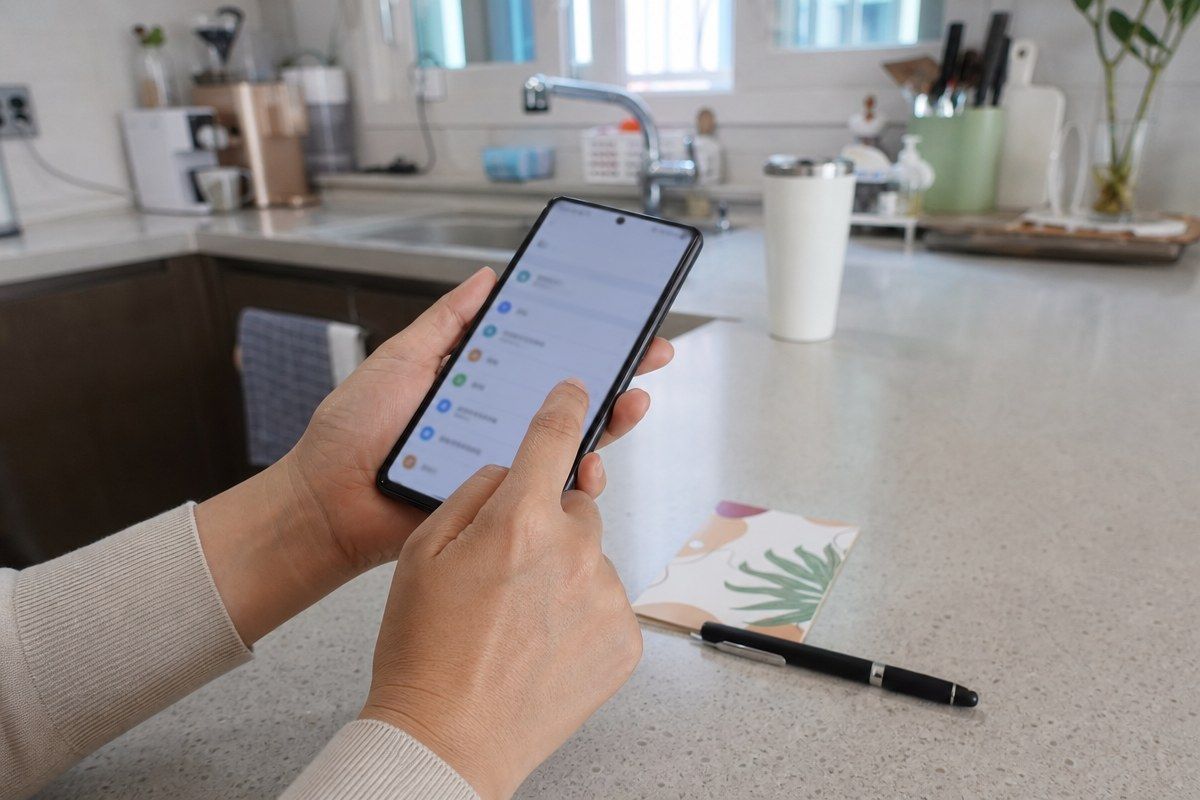 아이폰 Wi-Fi 설정 화면에서 비밀번호 입력창이 뜬 모습을 손에 든 클로즈업