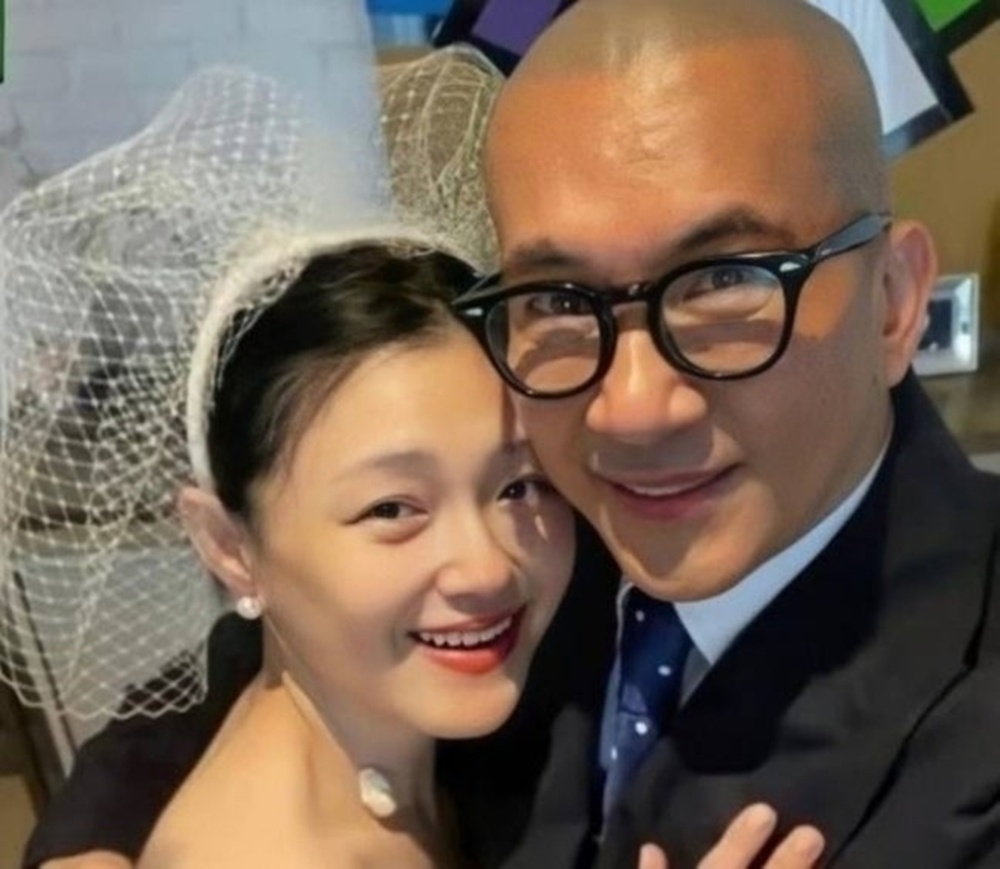 취재진 카메라와 마이크가 모여 있는 현장