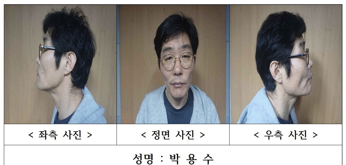 현금자동입출금기에 카드를 넣는 손 클로즈업