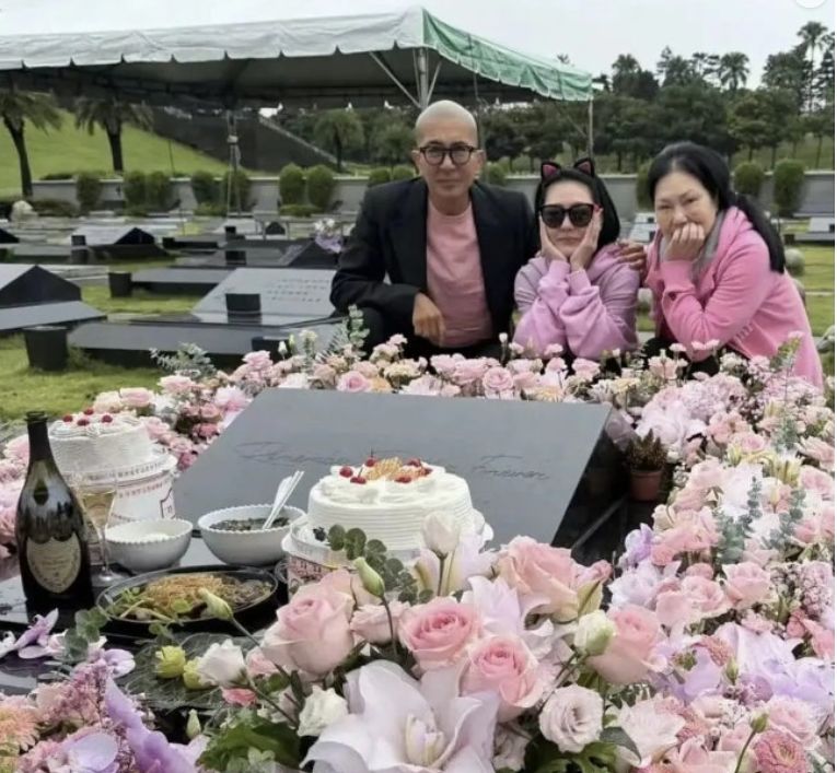 연예 뉴스 기사 화면을 보는 스마트폰